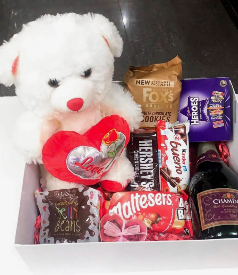 valentine day hampers for her